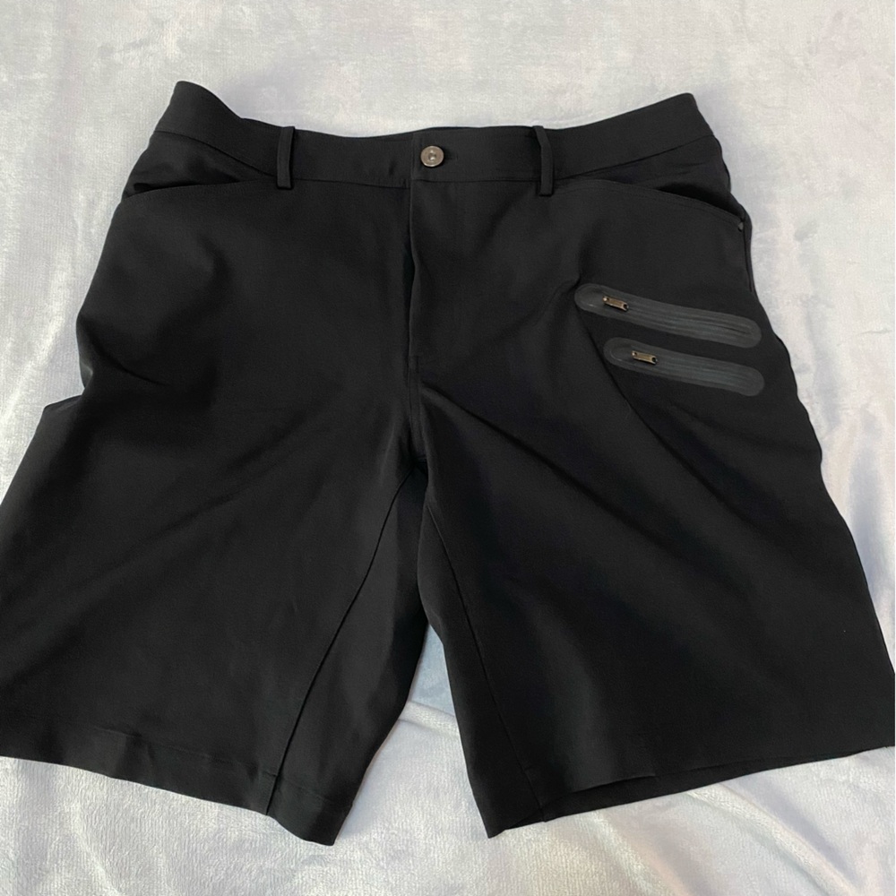 Lululemon men’s Commute black shorts